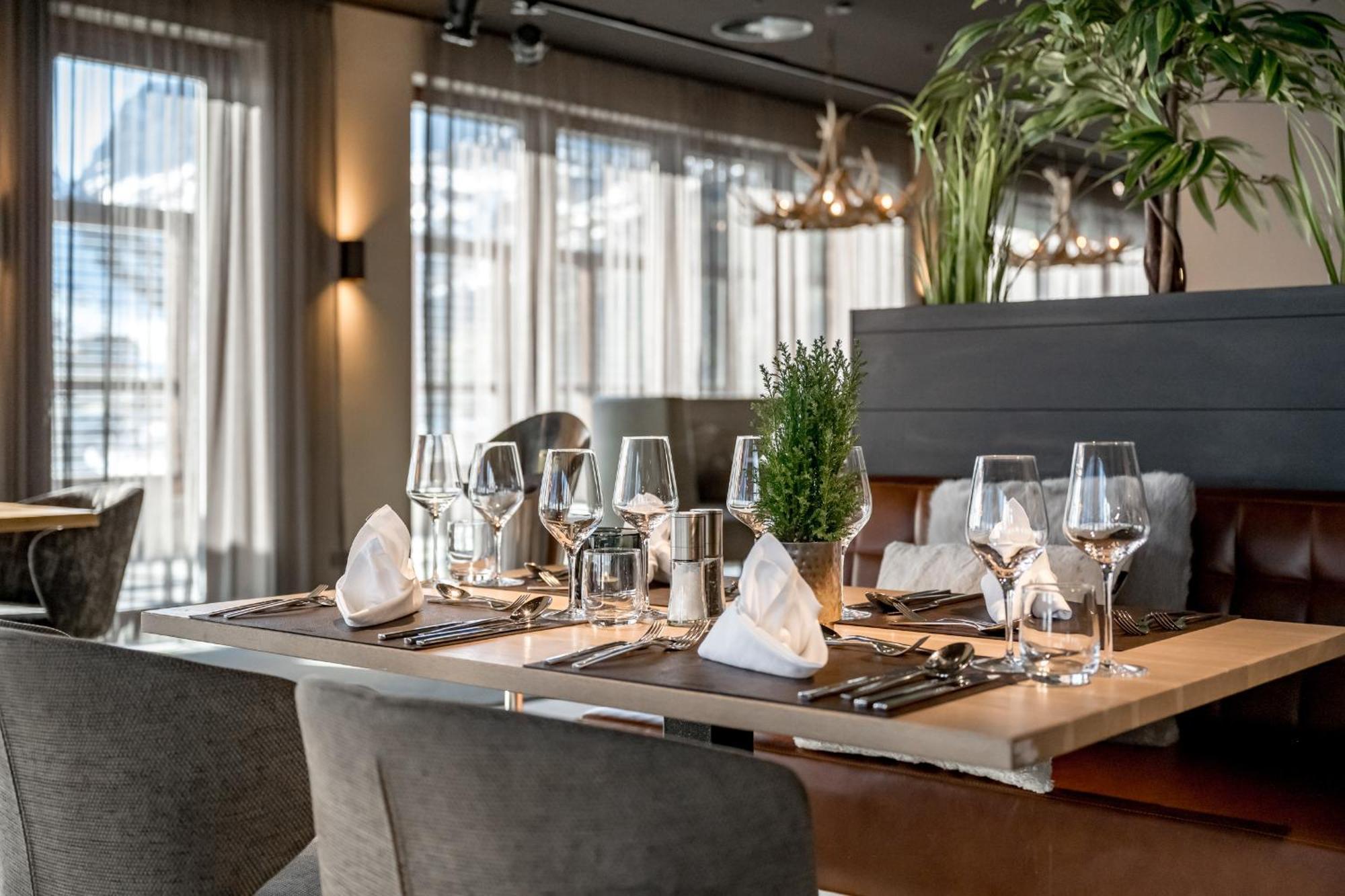 Alpenparks Hotel & Apartment Arlberg Warth Mit Pool المظهر الخارجي الصورة