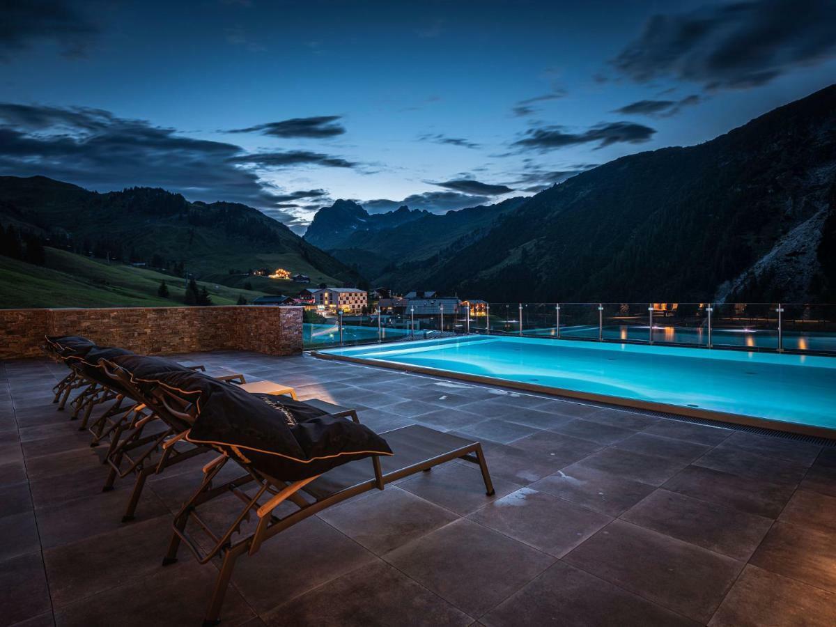 Alpenparks Hotel & Apartment Arlberg Warth Mit Pool المظهر الخارجي الصورة